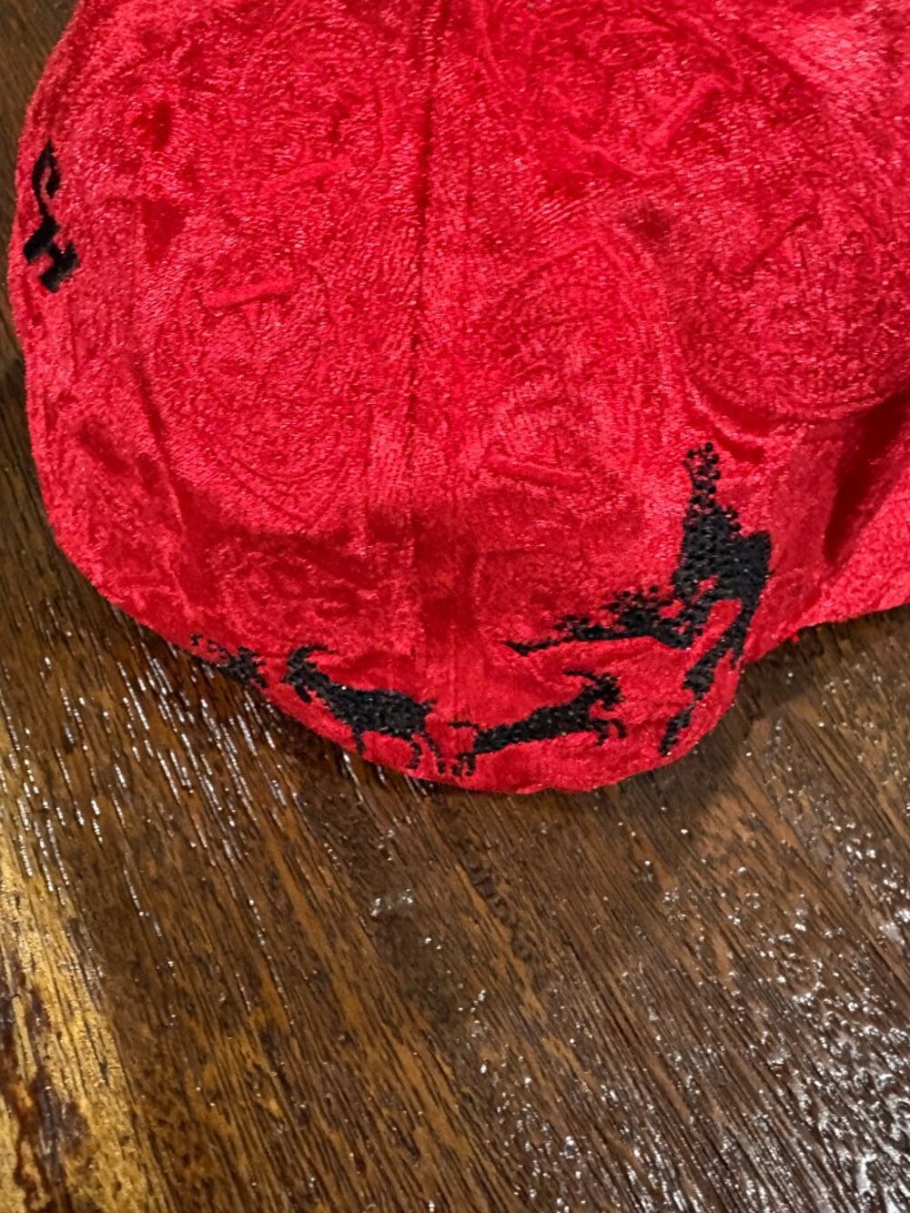 CH Chucky Hats  Porte Y Estilo Red Velvet Devil Medallion Sequin Black Horror - Picture 5 of 6